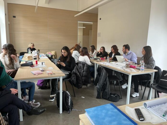 una classe di design moda al lavoro per il contest
