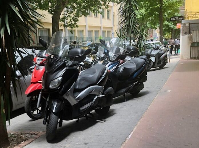 Vomero, via Merliani, motocicli sul marciapiede