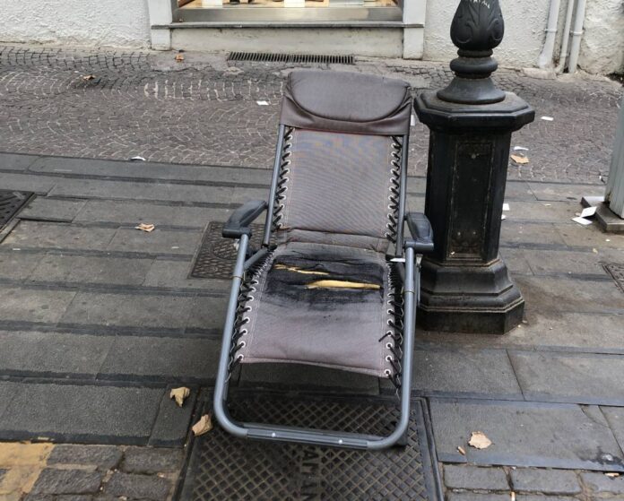 Vomero, via Scarlatti, sdraio abbandonata
