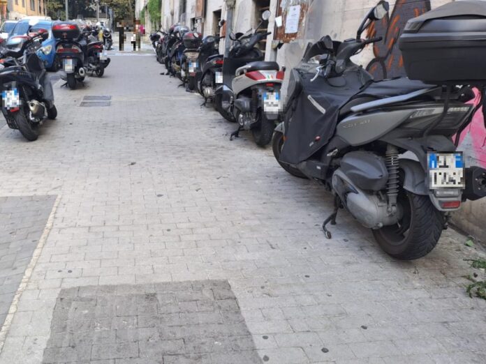 Vomero, via Stanzione motocicli parcheggiati sul marciapiede