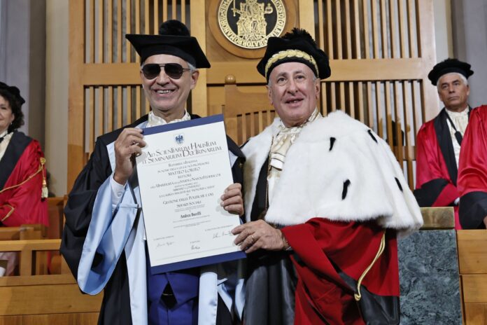 Bocelli e Rettore Lorito pergamena foto