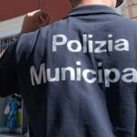 Napoli. Controlli della Polizia Municipale in via Lucci: sanzionati commercianti abusivi e automobilisti indisciplinati