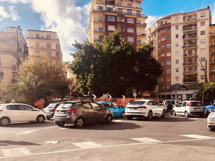 Napoli, piazza degli Artisti, traffico