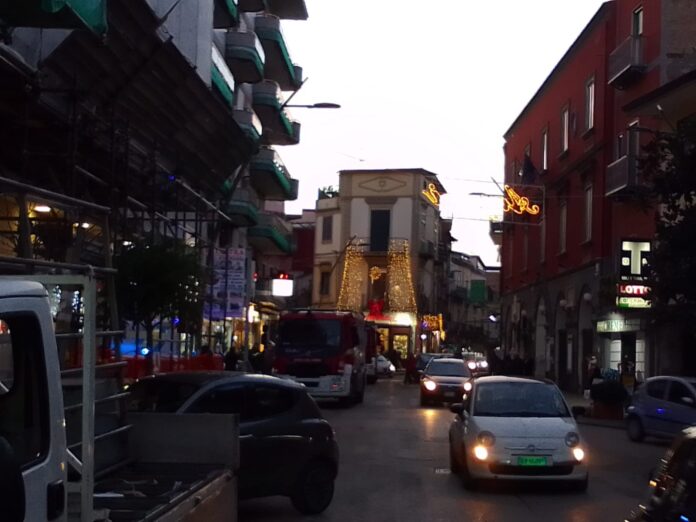 Un uomo minaccia di togliersi la vita in via Ranucci, a Marano. Vigili del fuoco e carabinieri sul posto