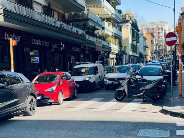 Vomero, via Stanzione bloccata con auto ferme in seconda fila