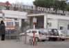 Notte di follia all’ospedale San Giuliano: familiari sfondano la porta blindata, blitz sul letto di morte e aggressione ai sanitari