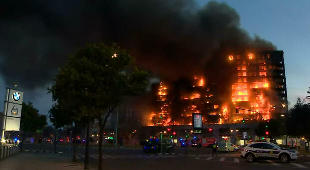 Spagna: in fiamme un edificio di 14 piani a Valencia