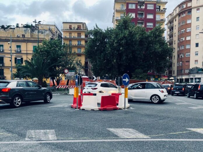 Vomero, piazza degli Artisti, il caos con auto in contromano