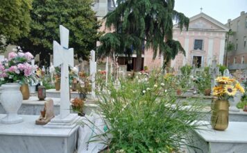 MARANO, ANCHE IL CIMITERO (COME LO STADIO) E’ UNA GIUNGLA. CENTINAIA DI RESIDENTI PROTESTANO E SI RIVOLGONO A TERRANOSTRANEWS E NON AL SINDACO “IMMOBILE”