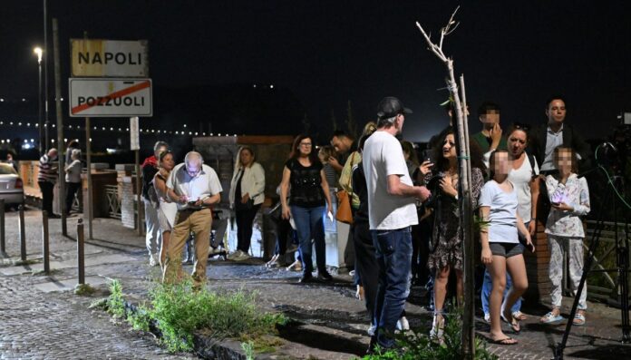 terremoto-campi-flegrei-napoli-gente-strada