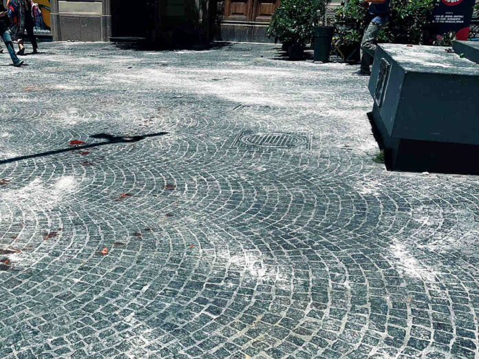 Vomero, piazza Fuga imbrattata con lanci di farina e di uova