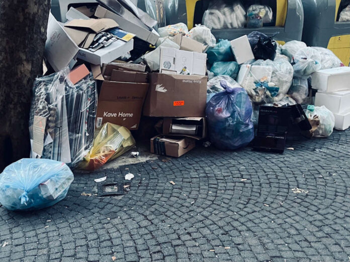 Vomero, rifiuti abbandonati nei pressi dei contenitori per la differenziata