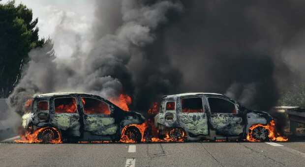 8221014_04095738_httpswww.quotidianodipuglia.itregioneassalto_armato_portavalori_far_west_sulla_statale_auto_in_fiamme_colpi_di_pistola_brindisi_torchiarolo_cosa_sappiamo_8221014.html