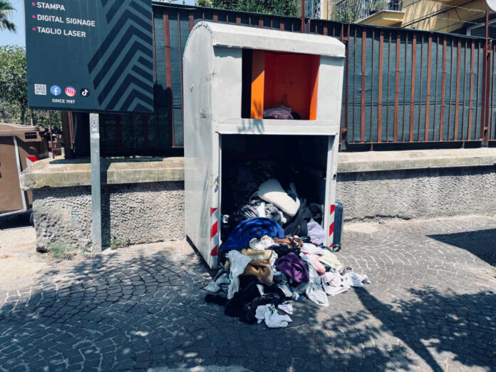 Napoli, via Tino di Camaino, il cassonetto scassinato