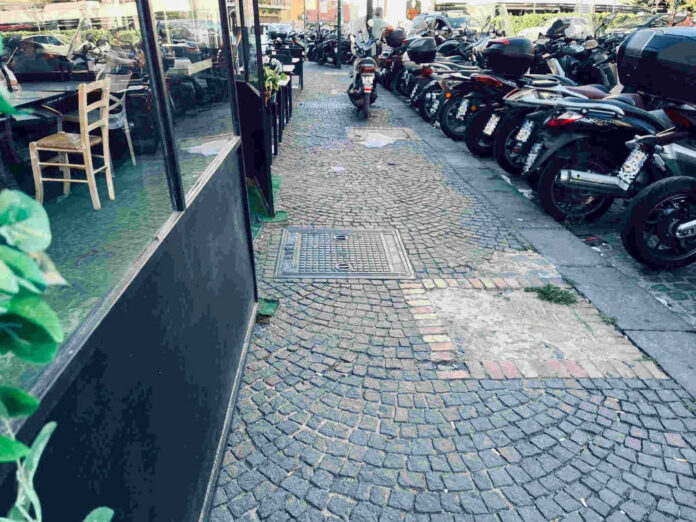 Vomero, piazza Fanzago, marciapiede occupato con fossette per gli alberi abolite