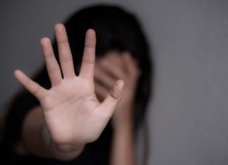 Mugnano, picchia la moglie per soldi davanti ai clienti: 51enne arrestato, lei finisce in ospedale con 40 giorni di prognosi