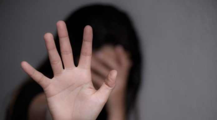 Mugnano, picchia la moglie per soldi davanti ai clienti: 51enne arrestato, lei finisce in ospedale con 40 giorni di prognosi