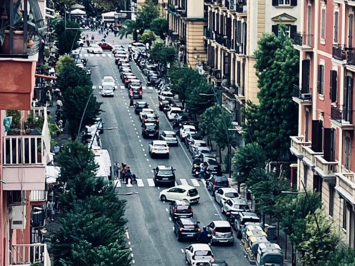 Napoli, via Tino di Camaino, traffico paralizzato