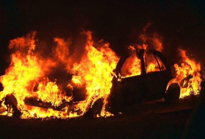 auto in fiamme