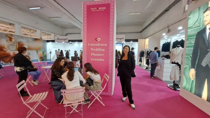 In piedi la wedding planner Serena Ranieri al suo stand di cinsulenze