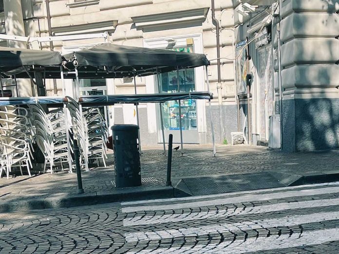 Vomero, piazza Vanvitelli, tavolino selvaggio