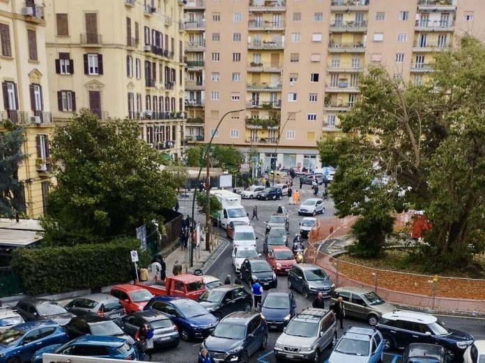 Napoli, piazza degli Artisti, traffico caotico (1)