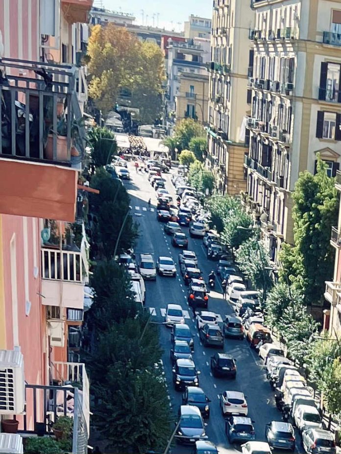Napoli, piazza degli Artisti, traffico paralizzato