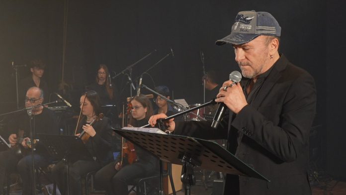 Gianfranco Gallo sul palco nello spettacolo su Di Giacomo