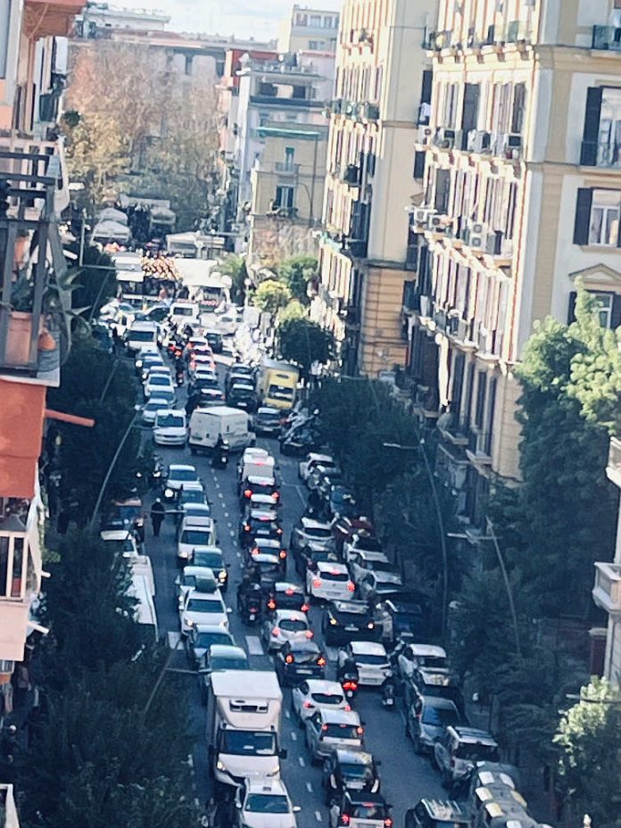 Napoli, piazza degli Artisti, traffico 21_12_2024