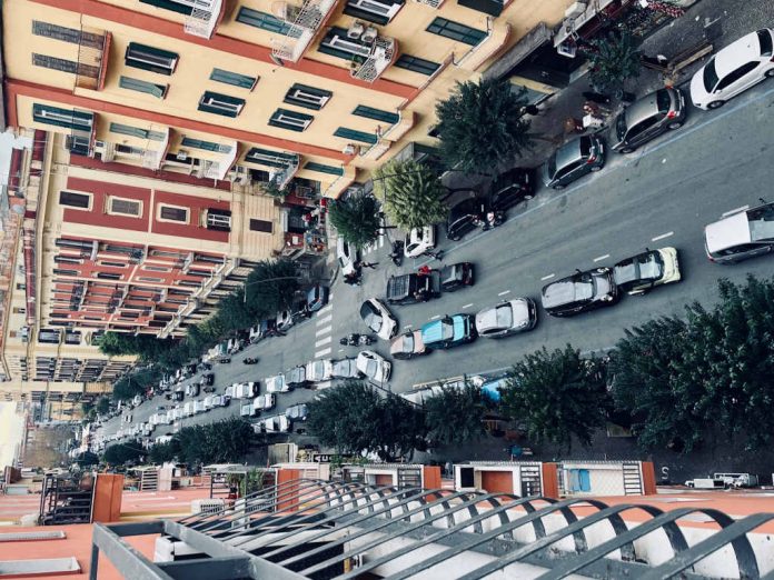 Napoli, via Tino di Camaino, una colonna di auto