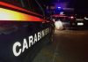 Napoli, tentano di rapinare un 17enne a bordo di un’auto. Lo schianto e gli spari