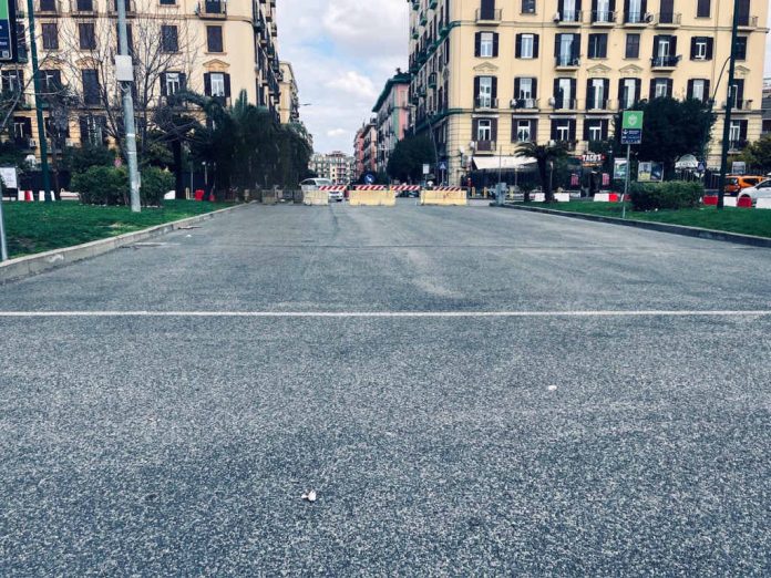 Napoli, piazza degli Artisti, area desertificata e senza arredo urbano