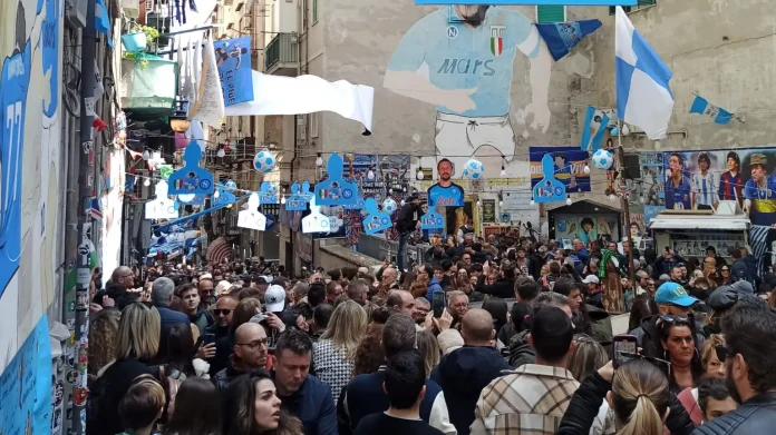 turisti largo maradona