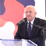 De Luca riaccende il lanciafiamme e attacca Conte, Bonelli e il Pd. Campo largo? Ormai è sempre più Campo Lavrov. Vicinanza alla Russia e agli estremisti islamici