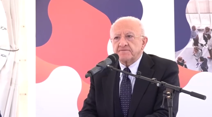 De Luca: «Repressione e manganellate contro chi devasta le città». La proposta sui genitori dei minori