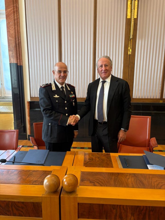 Generale La Gala e rettore Lorito foto firma 2