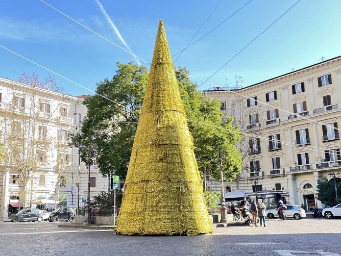 Vomero, piazza Vanvitelli. l'albero-capanna (1)