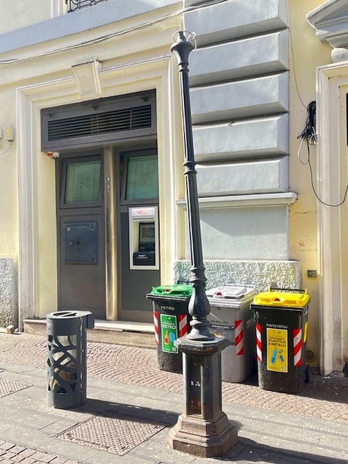 Vomero, via Alvino, lampione privo di lanterna