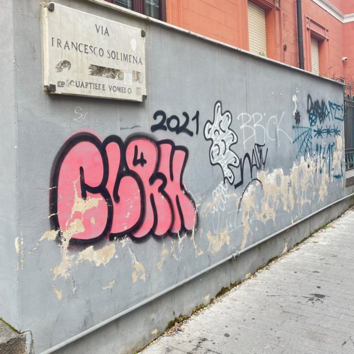 Vomero, via Solimena, muro imbrattato