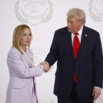 Donald Trump su Meloni: “Ha implorato di fare una foto, ha fatto pena”. Lei: “Falso, si è inventato tutto”.Tajani annulla viaggio