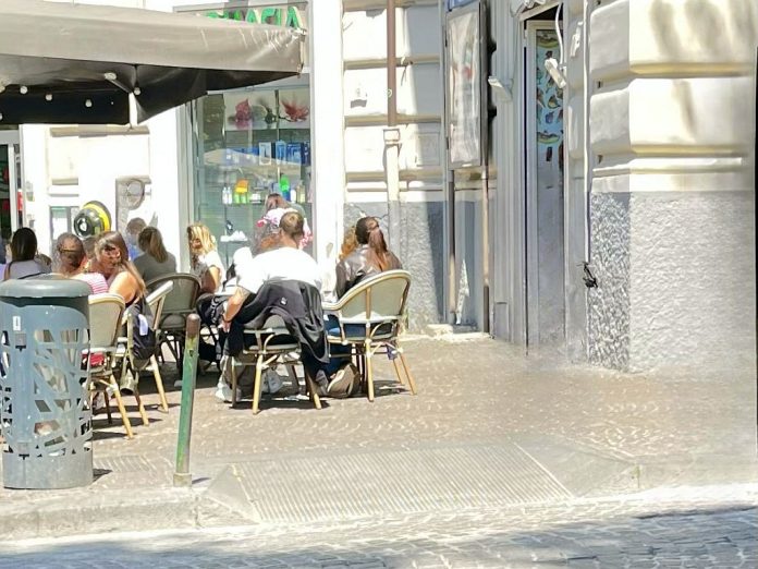 Vomero, piazza Vanvitelli, tavolino selvaggio (1)