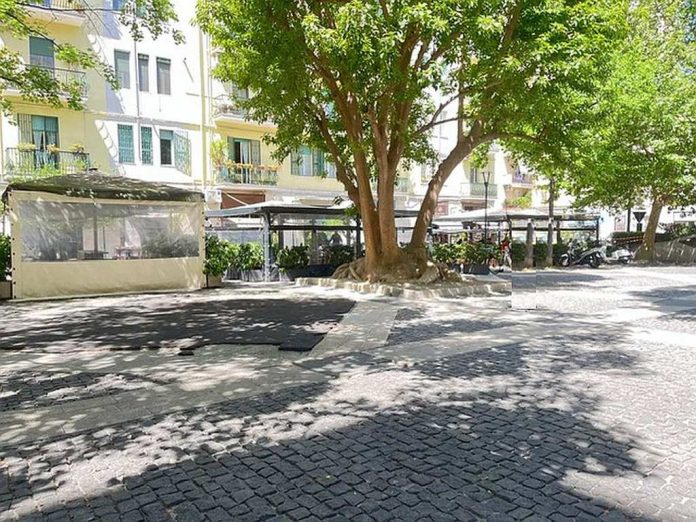 Napoli, piazza Immacolata, l'area dove c'erano le giostrine oggi occupata da gazebo