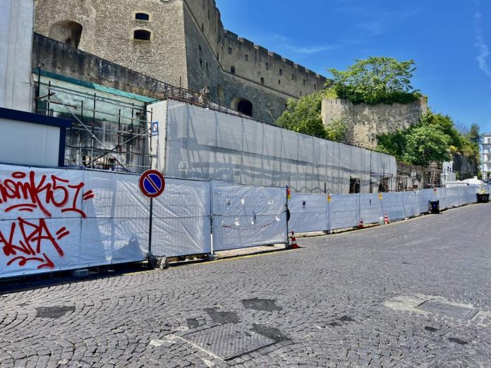 Vomero, San Martino, il muro puntellato senza operai al lavoro