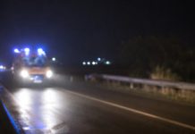 Auto contro guardrail. Muore un 16 enne, 4 i feriti. Alla guida un minorenne, la fuga dal posto di blocco