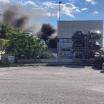 Marano, incendio alla Martino Autodemolizione: operaio intubato al Cardarelli. Rogo provocato da esplosione bombole