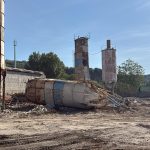 Quarto: abbattuti i silos dell’ex cementificio confiscato al clan di camorra Nuvoletta-Polverino