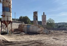 Quarto: abbattuti i silos dell’ex cementificio confiscato al clan di camorra Nuvoletta-Polverino