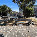 Marano. Piazzale della scuola Amanzio: degrado e rifiuti sotto gli occhi di tutti