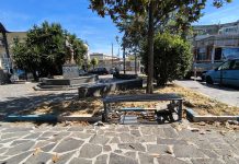 Marano. Piazzale della scuola Amanzio: degrado e rifiuti sotto gli occhi di tutti