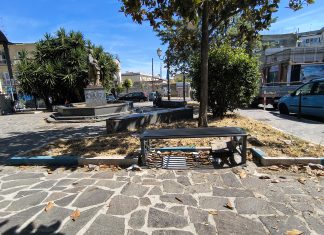 Marano. Piazzale della scuola Amanzio: degrado e rifiuti sotto gli occhi di tutti